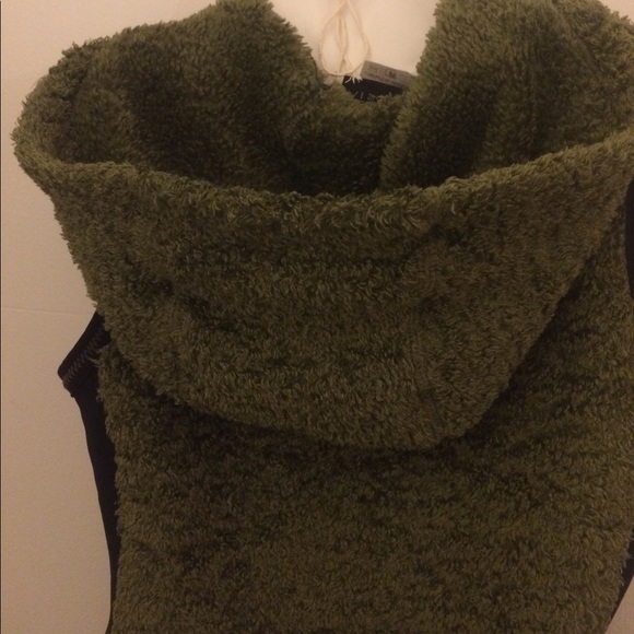 Fabulous olive and black Athleta vest - Picture 4 of 5